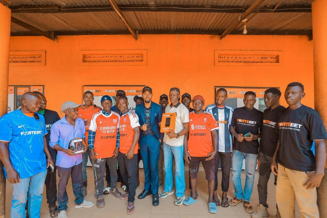PICTORIAL: FORTEBET GIFTS BWEYALE, KIGUMBA, KARUMA, KIRYANDONGO WITH AMAZING GOODIES PICTORIAL: FORTEBET GIFTS BWEYALE, KIGUMBA, KARUMA, KIRYANDONGO WITH AMAZING GOODIES